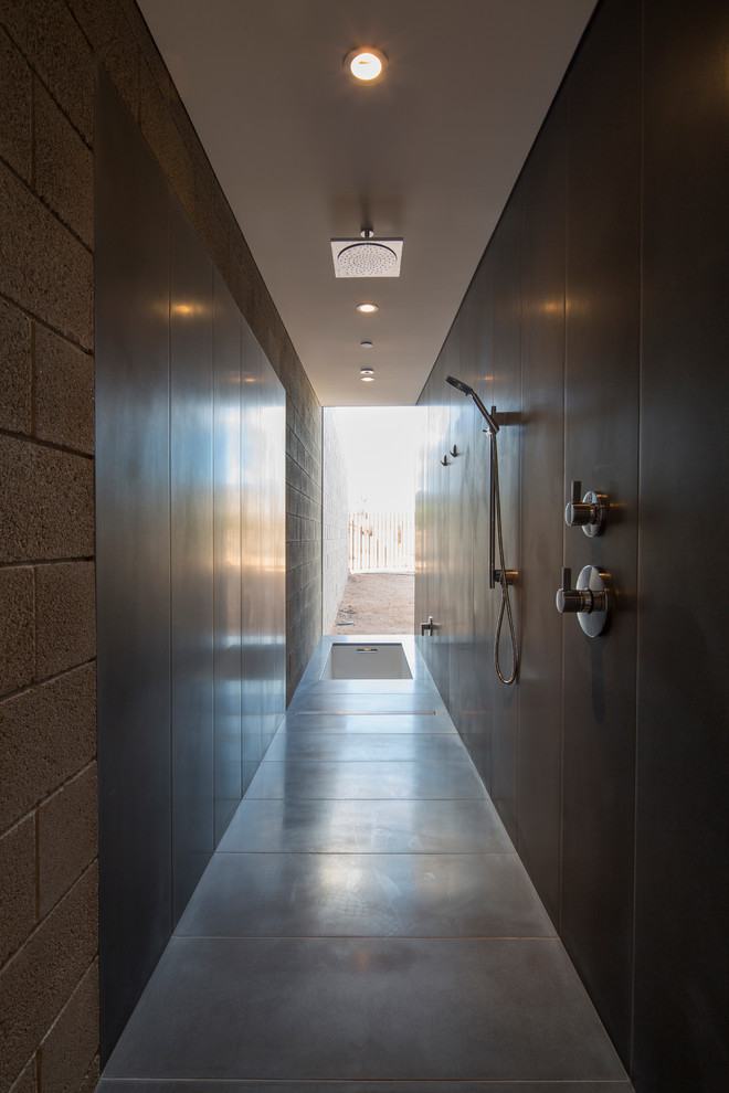 Пример оригинального дизайна: главная ванная комната среднего размера в стиле модернизм с полновстраиваемой ванной, открытым душем, унитазом-моноблоком, серой плиткой, серыми стенами, бетонным полом, столешницей из бетона и плиткой из листового камня