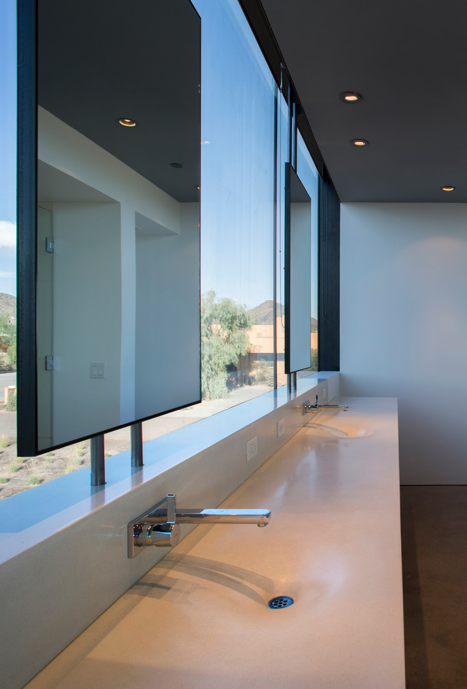 Идея дизайна: главная ванная комната среднего размера в стиле модернизм с плоскими фасадами, белыми фасадами, полновстраиваемой ванной, угловым душем, унитазом-моноблоком, белыми стенами, бетонным полом, монолитной раковиной, столешницей из бетона и белой плиткой