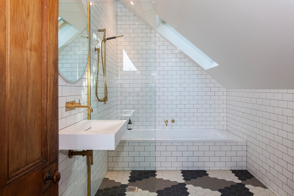 Пример оригинального дизайна: ванная комната в современном стиле с накладной ванной, душем без бортиков, белой плиткой, плиткой кабанчик, белыми стенами, душевой кабиной, подвесной раковиной, разноцветным полом и открытым душем