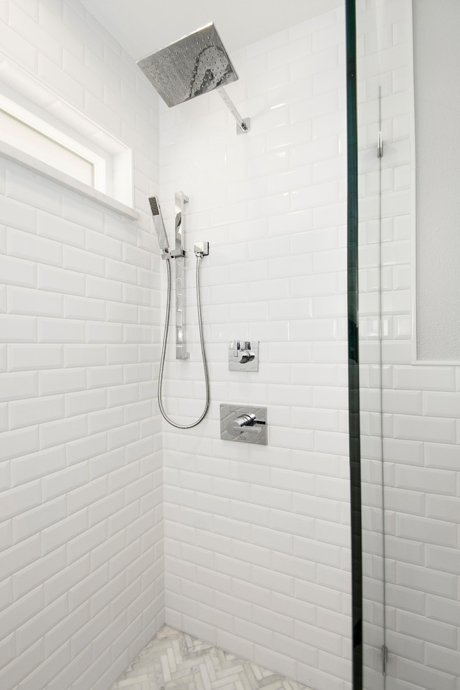 Стильный дизайн: маленькая главная ванная комната в стиле неоклассика (современная классика) с плоскими фасадами, коричневыми фасадами, двойным душем, раздельным унитазом, белой плиткой, керамической плиткой, белыми стенами, врезной раковиной, столешницей из искусственного кварца, серым полом, душем с распашными дверями, белой столешницей и светлым паркетным полом для на участке и в саду - последний тренд