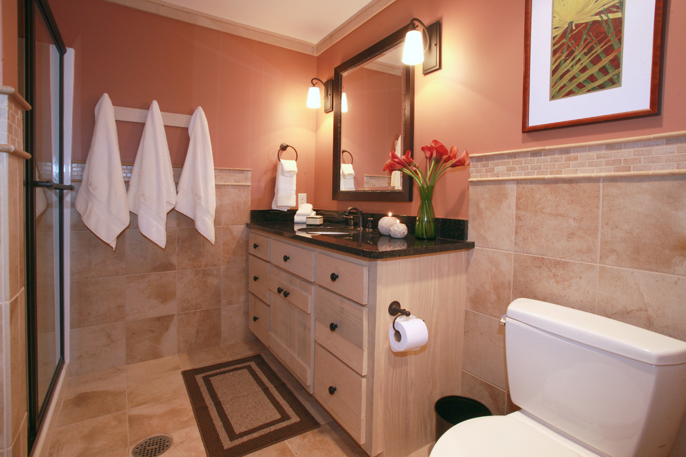 На фото: главная ванная комната среднего размера в стиле фьюжн с плоскими фасадами, светлыми деревянными фасадами, унитазом-моноблоком, разноцветной плиткой, плиткой мозаикой, фиолетовыми стенами, мраморным полом, врезной раковиной и столешницей из гранита
