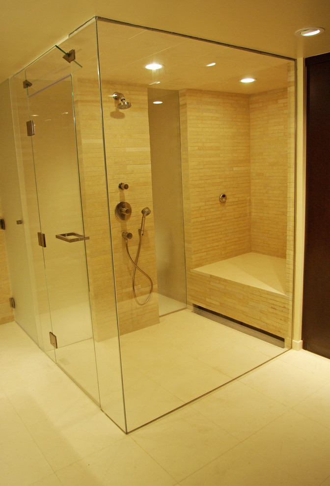 Exemple d'une très grande salle de bain principale tendance avec une douche à l'italienne, un carrelage beige, un carrelage de pierre et un sol en calcaire.
