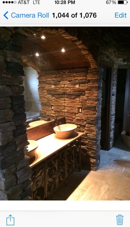 Foto di una piccola stanza da bagno padronale rustica con lavabo a bacinella, top in granito, vasca da incasso, doccia aperta e pavimento in travertino