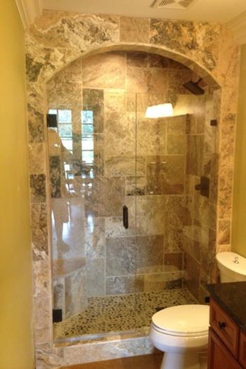 Exemple d'une douche en alcôve principale montagne de taille moyenne avec un plan de toilette en granite, des carreaux de porcelaine et sol en béton ciré.