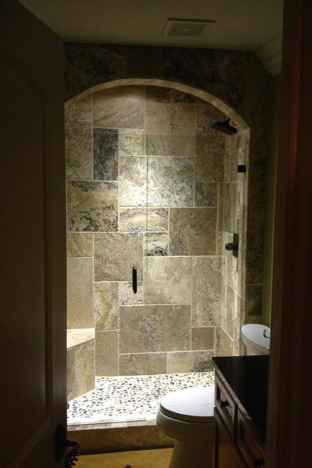 Idées déco pour une douche en alcôve principale montagne de taille moyenne avec un plan de toilette en granite, des carreaux de porcelaine et sol en béton ciré.
