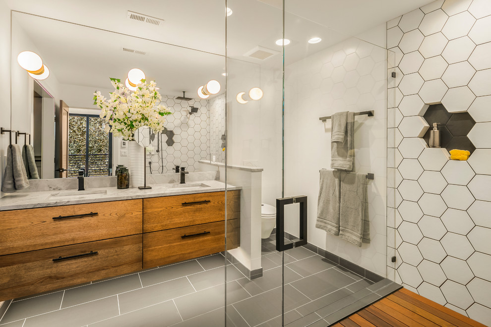 Cette photo montre une salle de bain principale tendance en bois brun avec un carrelage blanc, des carreaux de céramique, un plan de toilette en granite, une cabine de douche à porte battante et un plan de toilette gris.