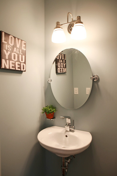 Foto de cuarto de baño minimalista con paredes grises y aseo y ducha