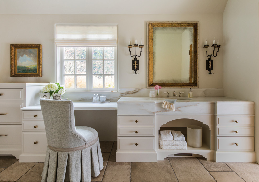 Bild på ett mellanstort vintage beige beige en-suite badrum, med vita skåp, beige väggar, ett undermonterad handfat, marmorbänkskiva, beiget golv och luckor med upphöjd panel