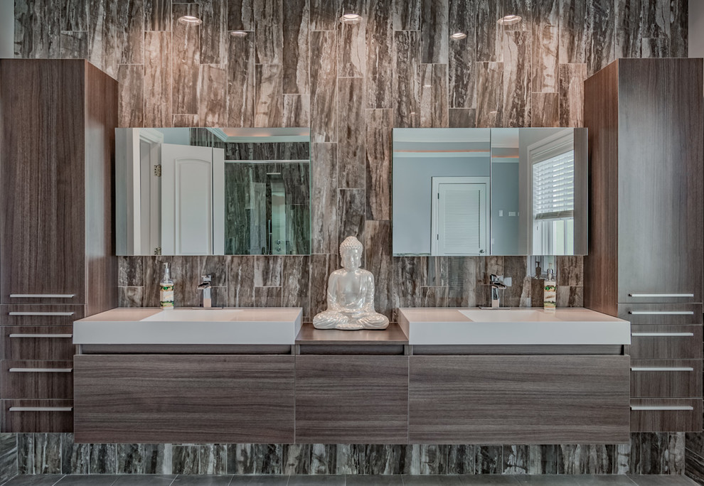 Foto di una stanza da bagno padronale design con ante lisce, ante in legno bruno, piastrelle marroni e lavabo integrato