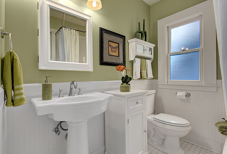 Example of an arts and crafts bathroom design in Seattle