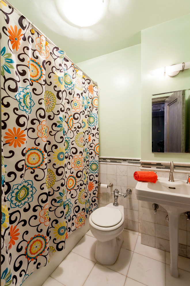 Inspiration pour une petite salle d'eau bohème avec des portes de placard blanches, une baignoire en alcôve, un combiné douche/baignoire, WC à poser, un carrelage blanc, un carrelage métro, un mur vert, un sol en marbre et un lavabo de ferme.