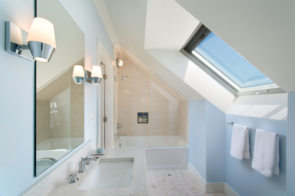 ポートランド(メイン)にあるビーチスタイルのおしゃれな浴室 (アルコーブ型浴槽、ベージュのタイル、青い壁、玉石タイル) の写真