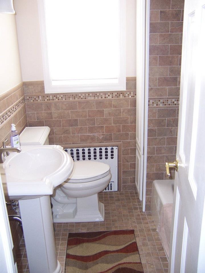 Aménagement d'une petite salle de bain classique avec un carrelage multicolore, des carreaux de céramique, un sol en carrelage de céramique, un lavabo de ferme, une baignoire posée, WC à poser et un mur beige.