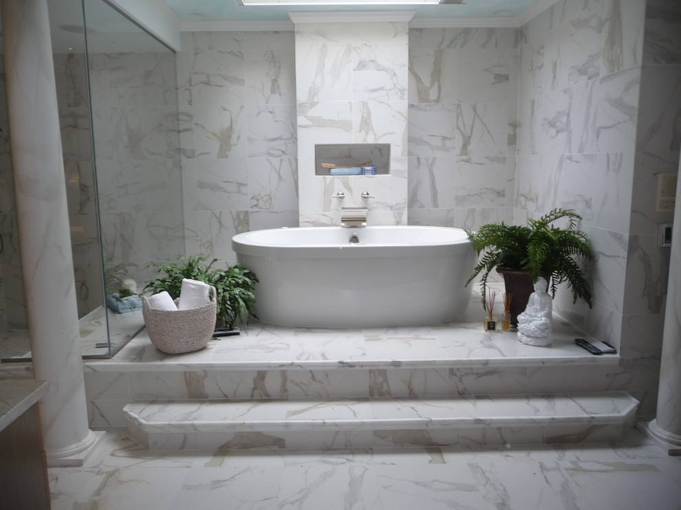 Inredning av ett modernt mycket stort en-suite badrum, med ett fristående badkar, svart och vit kakel, marmorkakel, marmorgolv och vitt golv