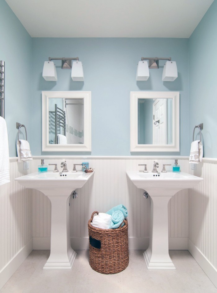 Idee per una piccola stanza da bagno con doccia stile marinaro con lavabo a colonna, top in cemento e pavimento beige