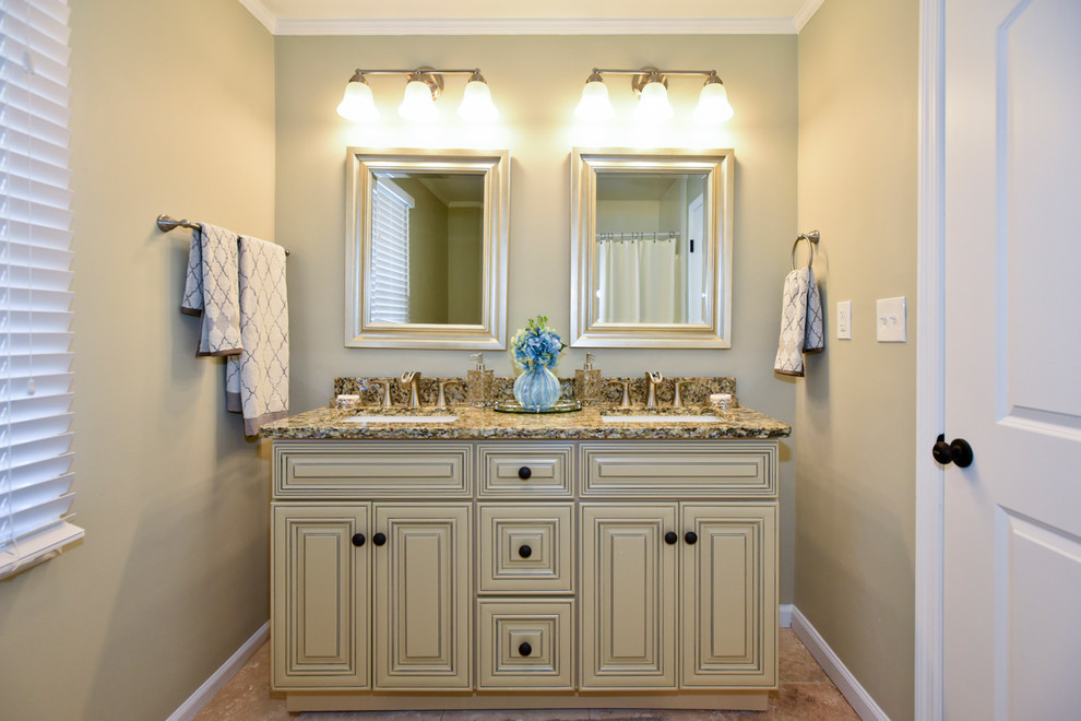 Idéer för ett litet klassiskt flerfärgad en-suite badrum, med luckor med upphöjd panel, beige skåp, ett badkar i en alkov, en dusch/badkar-kombination, beige väggar, ett undermonterad handfat, granitbänkskiva och dusch med duschdraperi