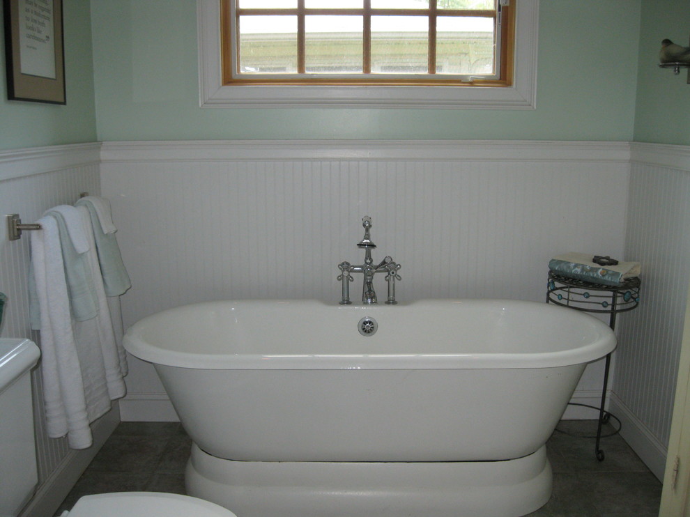 Esempio di una stanza da bagno padronale classica con vasca freestanding, pareti verdi e pavimento in gres porcellanato