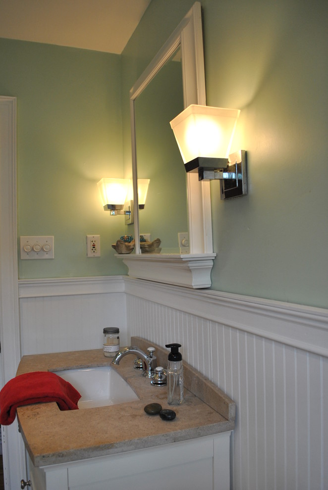 Inredning av ett klassiskt mellanstort en-suite badrum, med ett konsol handfat, möbel-liknande, vita skåp, granitbänkskiva, ett fristående badkar, en toalettstol med hel cisternkåpa, grön kakel, kakel i småsten, gröna väggar och klinkergolv i porslin