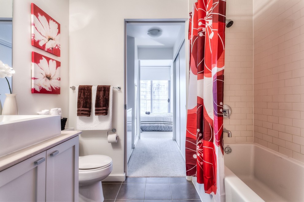 Modern inredning av ett badrum, med ett fristående handfat och en dusch/badkar-kombination