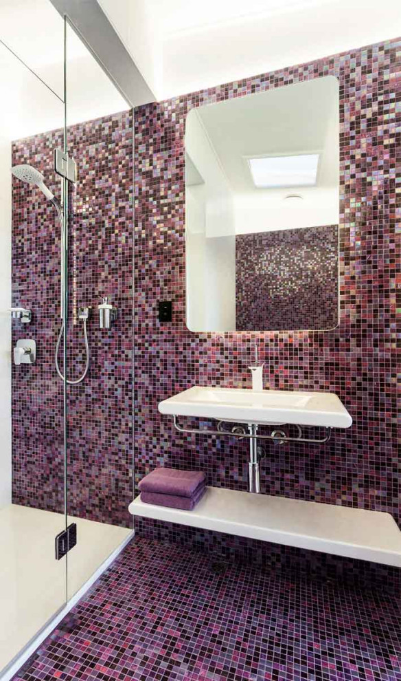 Immagine di una stanza da bagno per bambini contemporanea di medie dimensioni con piastrelle multicolore, piastrelle a mosaico, top bianco, mobile bagno sospeso, un lavabo, doccia alcova, pavimento con piastrelle a mosaico, lavabo sospeso e pavimento viola