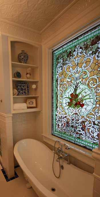 На фото: главная ванная комната в классическом стиле с ванной на ножках, белой плиткой, плиткой кабанчик и серыми стенами с