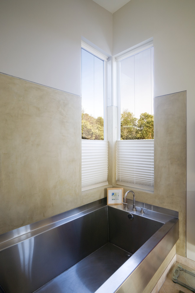 Modelo de cuarto de baño principal contemporáneo de tamaño medio con bañera esquinera, paredes multicolor, suelo de baldosas de terracota y suelo multicolor