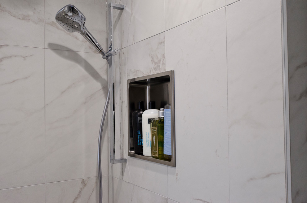 Cette image montre une salle de bain design avec une douche ouverte et aucune cabine.