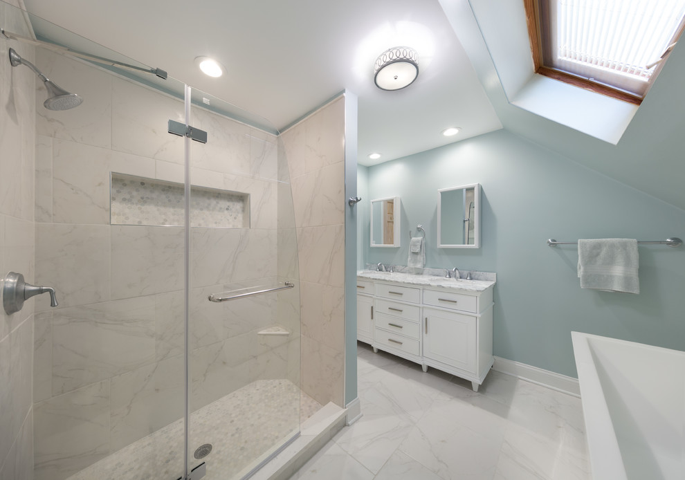 На фото: главная ванная комната среднего размера в стиле модернизм с фасадами с выступающей филенкой, белыми фасадами, отдельно стоящей ванной, угловым душем, унитазом-моноблоком, белой плиткой, плиткой из листового камня, синими стенами, мраморным полом, врезной раковиной и мраморной столешницей с