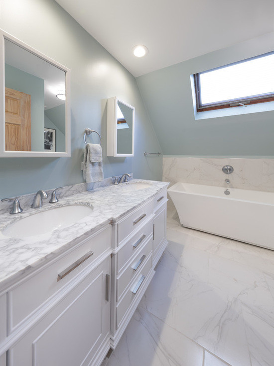 Inredning av ett modernt mellanstort en-suite badrum, med luckor med upphöjd panel, vita skåp, ett fristående badkar, en hörndusch, en toalettstol med hel cisternkåpa, vit kakel, stenhäll, blå väggar, marmorgolv, ett undermonterad handfat och marmorbänkskiva