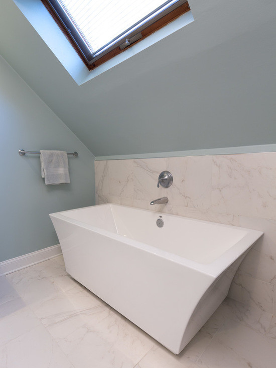 Стильный дизайн: главная ванная комната среднего размера в стиле модернизм с фасадами с выступающей филенкой, белыми фасадами, отдельно стоящей ванной, угловым душем, унитазом-моноблоком, белой плиткой, плиткой из листового камня, синими стенами, мраморным полом, врезной раковиной и мраморной столешницей - последний тренд