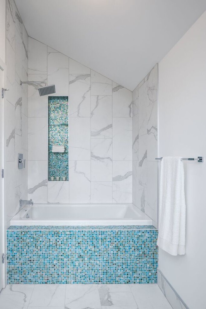 На фото: ванная комната среднего размера в современном стиле с накладной ванной, синей плиткой, серой плиткой, белой плиткой, мраморной плиткой, белыми стенами, мраморным полом, душевой кабиной, душем над ванной, белым полом и открытым душем