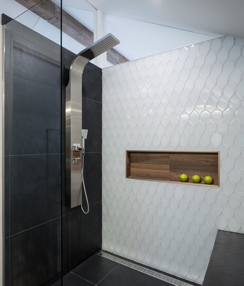 Пример оригинального дизайна: главная ванная комната среднего размера в современном стиле с угловым душем, белыми стенами, серой плиткой, белой плиткой, стеклянной плиткой, полом из сланца, черным полом, открытым душем, нишей и сиденьем для душа