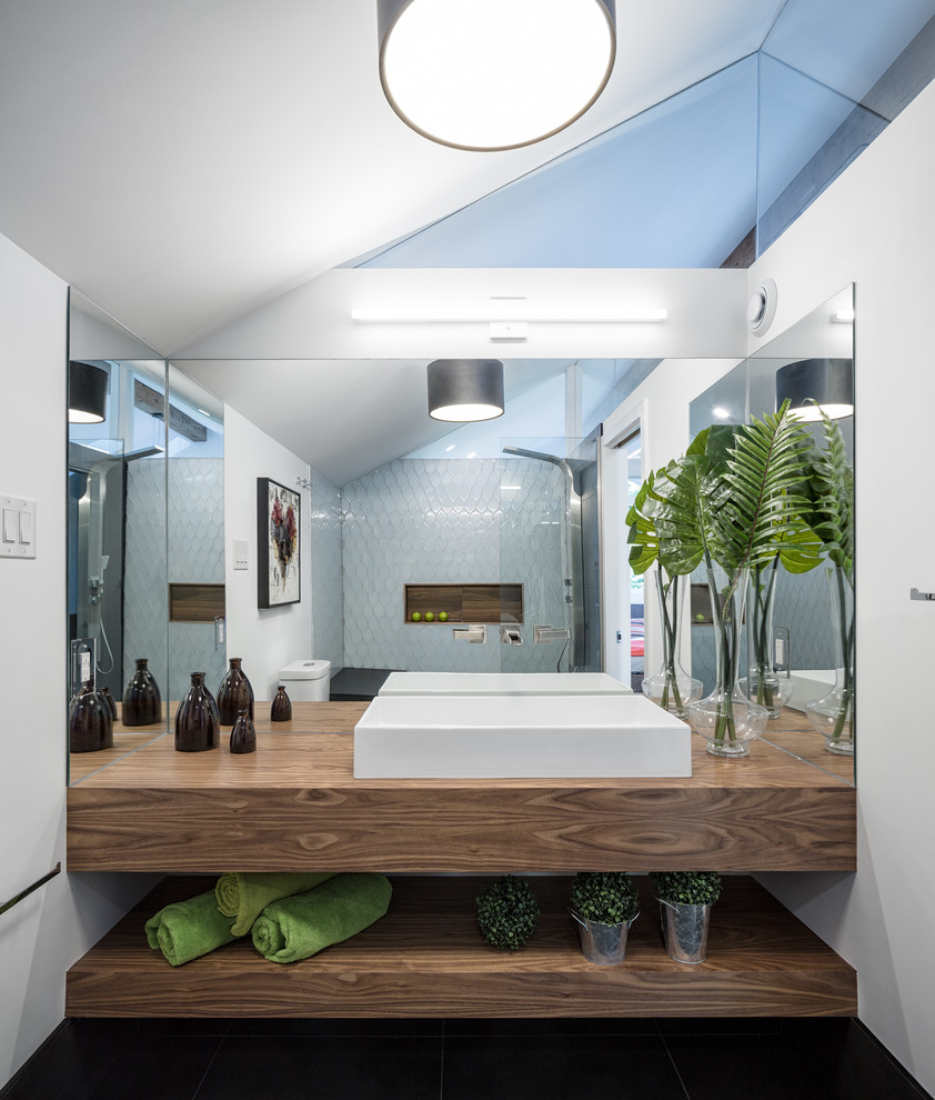 Idee per una stanza da bagno padronale minimalista di medie dimensioni con nessun'anta, ante in legno scuro, doccia alcova, WC monopezzo, piastrelle blu, piastrelle di vetro, pareti bianche e pavimento in ardesia
