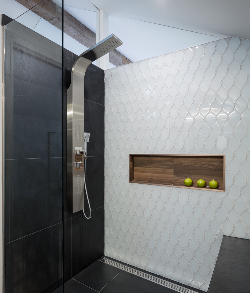 Пример оригинального дизайна: главная ванная комната среднего размера в стиле модернизм с унитазом-моноблоком, синей плиткой, стеклянной плиткой, белыми стенами, фасадами цвета дерева среднего тона, душем в нише, полом из сланца и открытыми фасадами