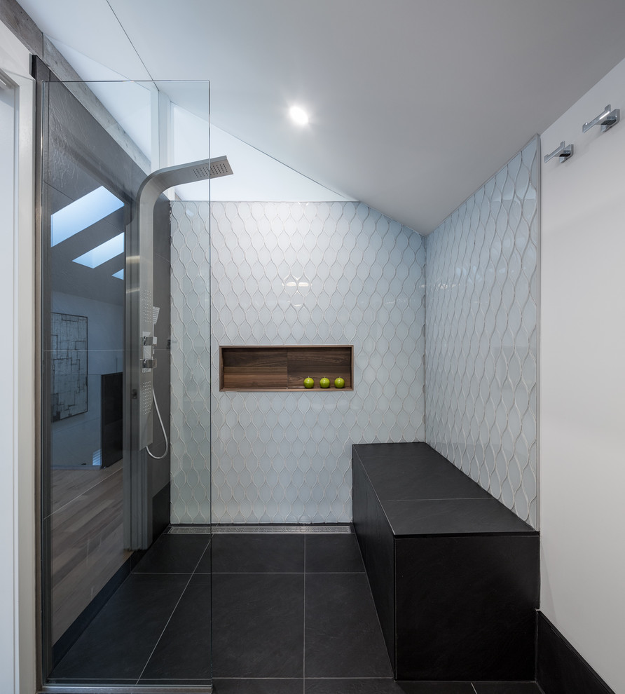 Foto di una stanza da bagno padronale minimalista di medie dimensioni con ante in legno scuro, doccia alcova, WC monopezzo, piastrelle blu, piastrelle di vetro, pareti bianche, pavimento in ardesia e nessun'anta