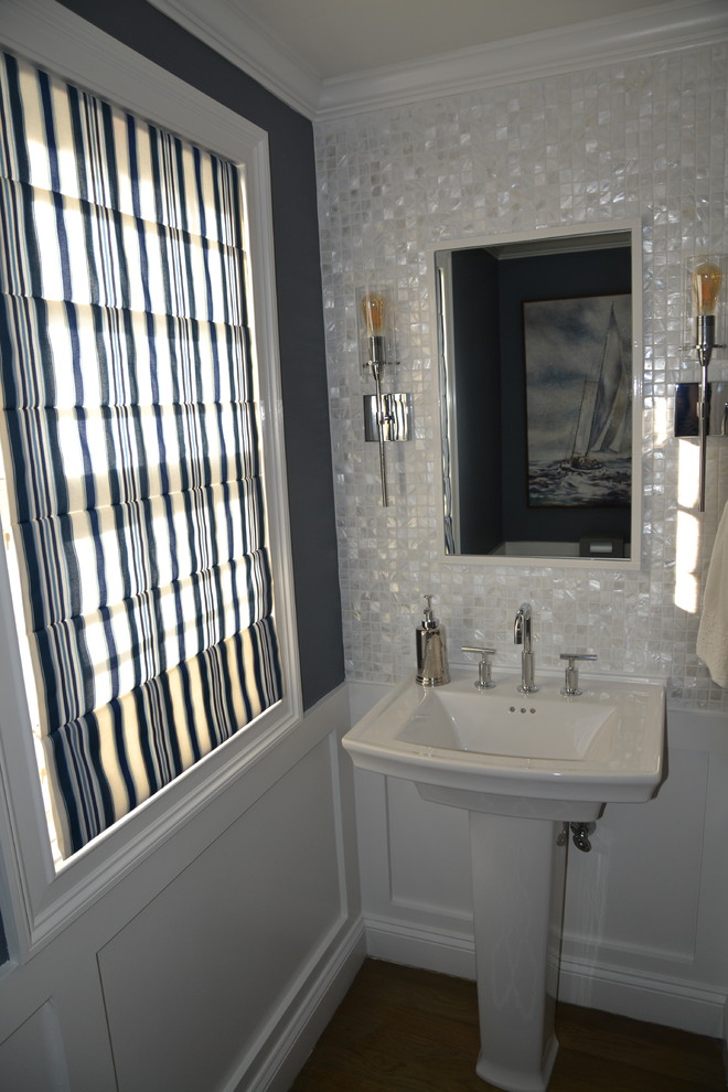 Idee per una piccola stanza da bagno con doccia costiera con piastrelle bianche, pareti blu, pavimento in legno massello medio, lavabo a colonna e pavimento grigio