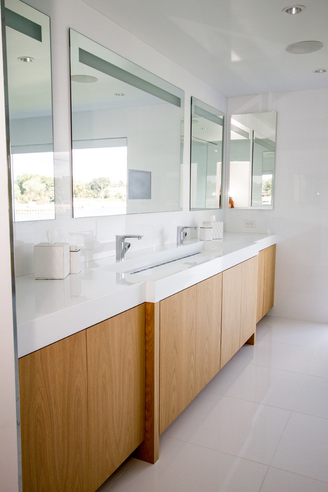 Immagine di una stanza da bagno padronale minimal con lavabo integrato, vasca freestanding, doccia a filo pavimento, WC monopezzo, piastrelle bianche e pareti bianche