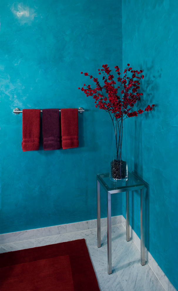 Bild på ett litet funkis badrum med dusch, med blå väggar och klinkergolv i porslin