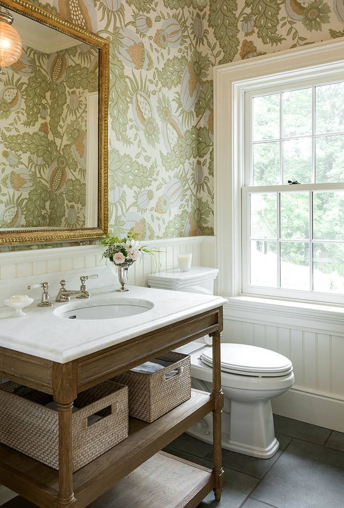 ニューヨークにあるトラディショナルスタイルのおしゃれな浴室 (オープンシェルフ、濃色木目調キャビネット、分離型トイレ、緑の壁、アンダーカウンター洗面器) の写真