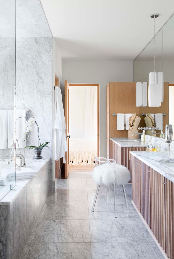 Пример оригинального дизайна: ванная комната в средиземноморском стиле с врезной раковиной, фасадами цвета дерева среднего тона, угловым душем, белой плиткой и белыми стенами