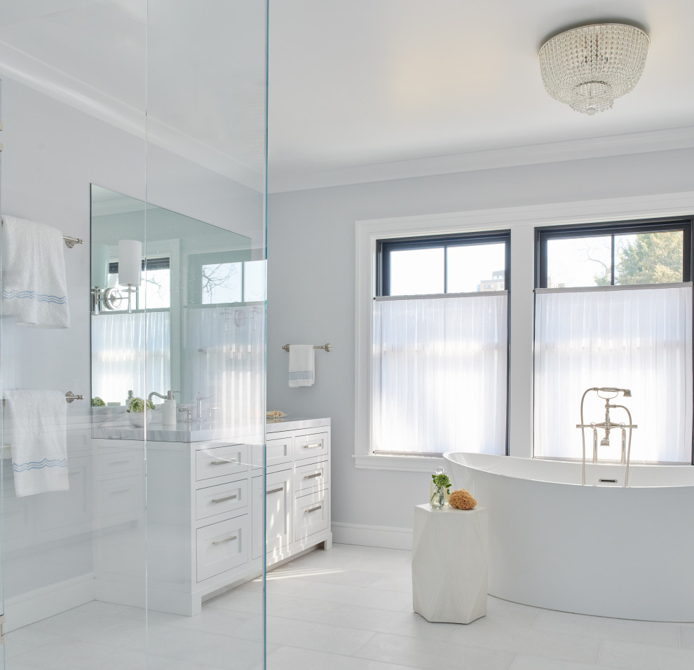 Diseño de cuarto de baño único y a medida tradicional renovado con armarios estilo shaker, puertas de armario blancas, bañera exenta, paredes grises, lavabo bajoencimera, suelo blanco y encimeras grises