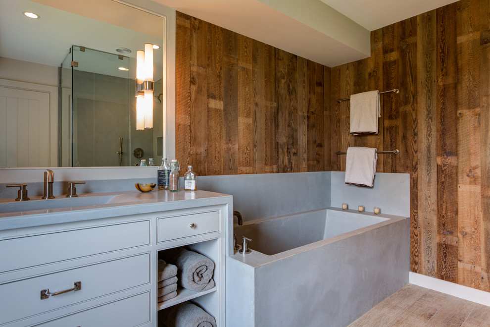 Bild på ett lantligt en-suite badrum, med ett integrerad handfat, luckor med profilerade fronter, grå skåp, en hörndusch och ljust trägolv