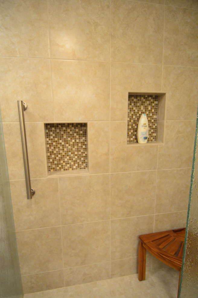 Inredning av ett klassiskt mellanstort badrum, med luckor med infälld panel, skåp i mellenmörkt trä, en kantlös dusch, en vägghängd toalettstol, beige kakel, porslinskakel, beige väggar, klinkergolv i porslin, ett undermonterad handfat och bänkskiva i kvarts