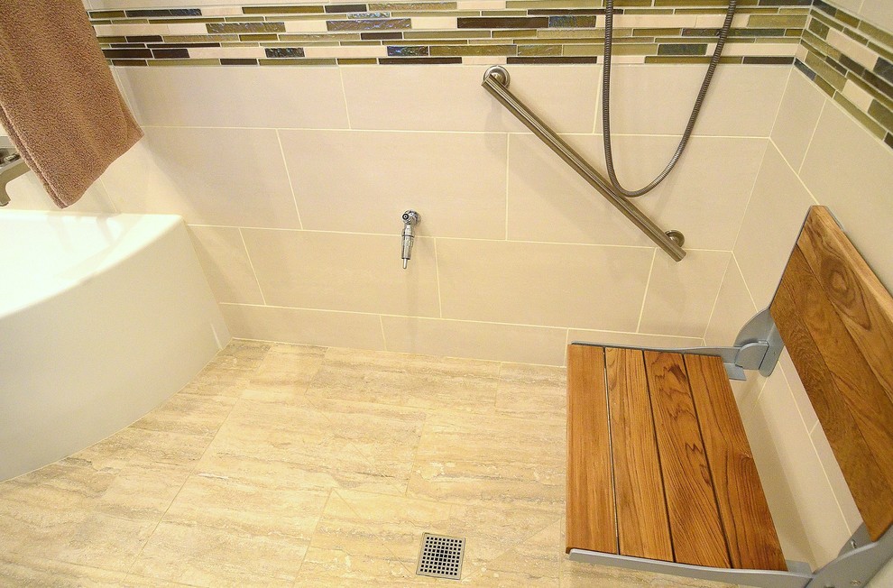 Cette image montre une grande salle de bain principale design en bois brun avec un placard avec porte à panneau encastré, une baignoire d'angle, une douche ouverte, WC suspendus, un carrelage beige, des carreaux de porcelaine, un mur beige, un sol en carrelage de porcelaine, un lavabo encastré et un plan de toilette en quartz modifié.