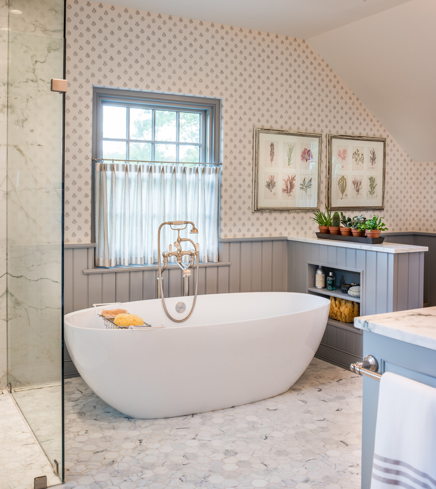 Стильный дизайн: большая главная ванная комната в классическом стиле с отдельно стоящей ванной, мраморным полом и разноцветными стенами - последний тренд