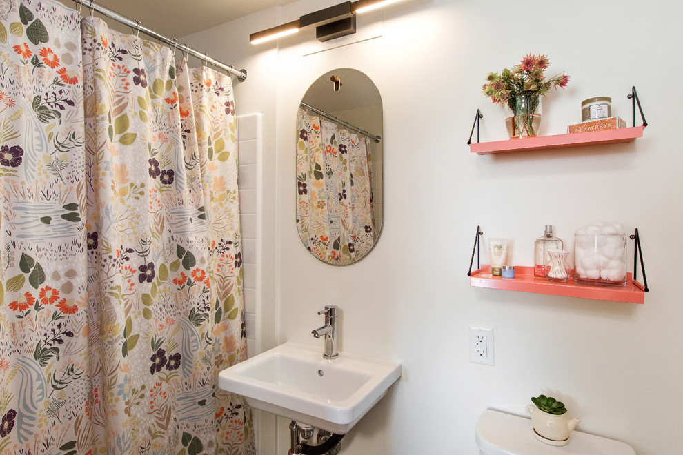 Kleines Modernes Badezimmer mit weißer Wandfarbe, Badewanne in Nische, Duschnische, Toilette mit Aufsatzspülkasten, weißen Fliesen, Keramikfliesen, Vinylboden und Wandwaschbecken in San Francisco