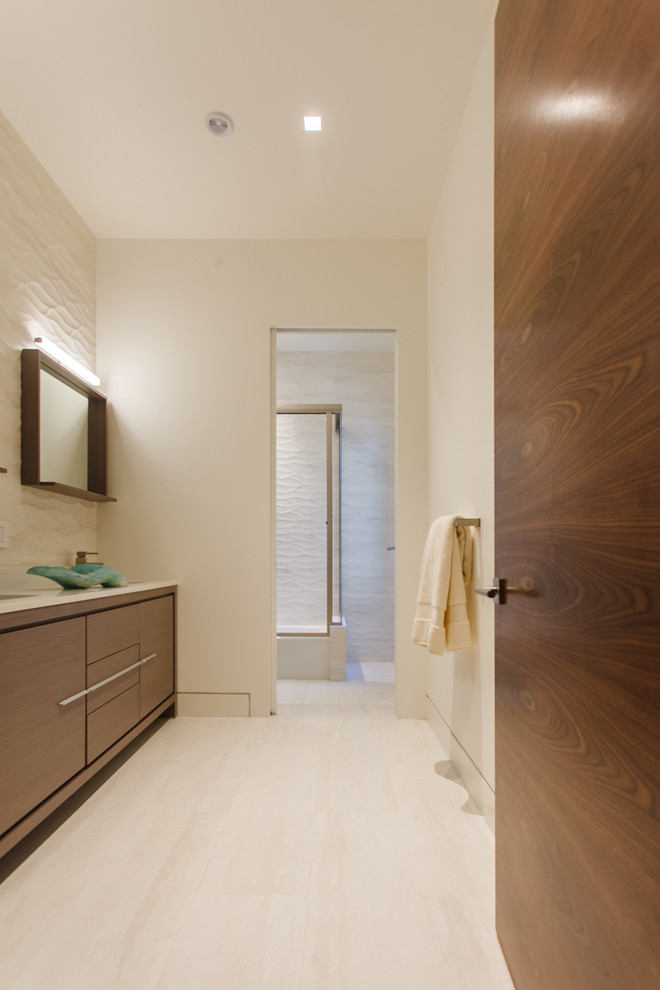 Idée de décoration pour une douche en alcôve principale minimaliste en bois brun de taille moyenne avec un placard à porte plane, un mur blanc, un sol en carrelage de porcelaine, une vasque, un plan de toilette en quartz, un sol beige et une cabine de douche à porte battante.