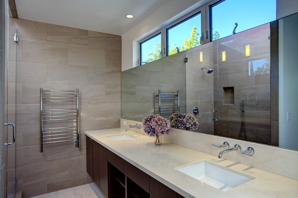Foto di una stanza da bagno minimal con ante lisce, ante in legno bruno, piastrelle grigie, pareti bianche, lavabo sottopiano e porta doccia a battente