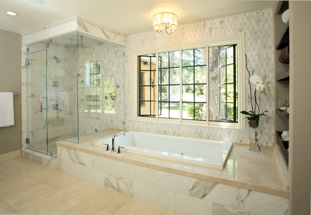 Réalisation d'une salle de bain principale et beige et blanche tradition de taille moyenne avec un bain bouillonnant, une douche d'angle, un carrelage gris, un carrelage de pierre, un mur gris, un sol en carrelage de porcelaine et un sol beige.
