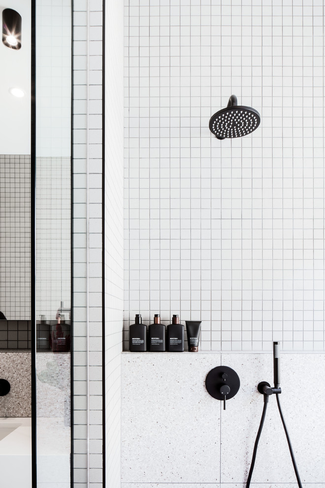 Идея дизайна: главная ванная комната среднего размера в современном стиле с черными фасадами, отдельно стоящей ванной, открытым душем, инсталляцией, серой плиткой, плиткой мозаикой, серыми стенами, полом из терраццо, врезной раковиной, столешницей из искусственного кварца, серым полом, открытым душем и белой столешницей